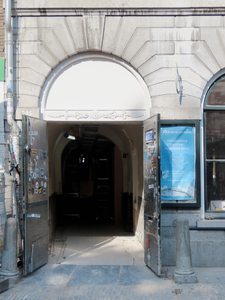 915059 Gezicht op de entree van het pand Oudegracht 245 (het voormalige Tivoli-pand) te Utrecht, dat verbouwd wordt tot ...